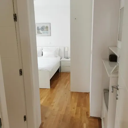 Dvor - Ap1, Ap2, Ap3 Apartment