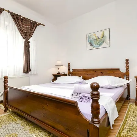 Dvor - Ap1, Ap2, Ap3 Baska Voda