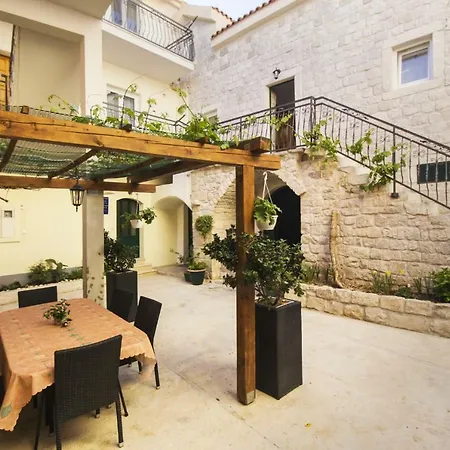 Dvor - Ap1, Ap2, Ap3 Baska Voda